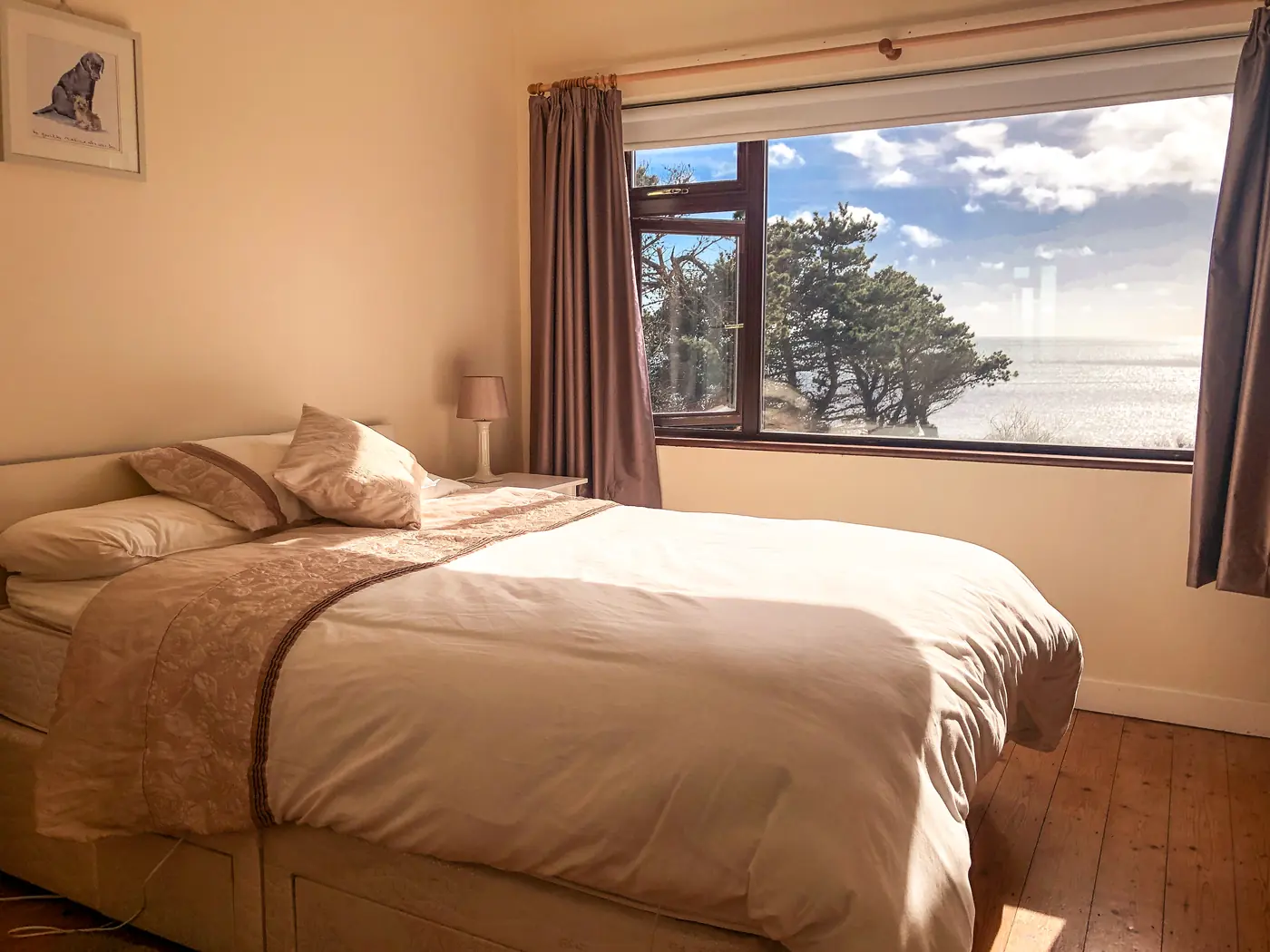 Main bedroom with a window onto the sea